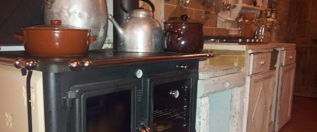 Angolo cottura cucina-putagè con forno a legna stile shabby chic Zorba il Buddha Casa Zib Passerano Marmorito Asti