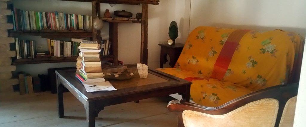 Angolo lettura e relax biblioteca libri filosofia e poesia centro meditazione Zorba il Buddha B&B