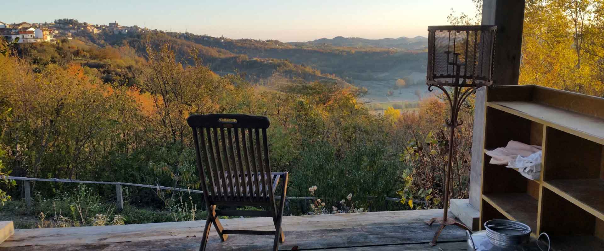 Vista collinare veranda B&B casa vacanze centro meditazione a Passerano Marmorito Asti