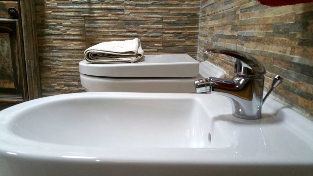 Bagno camera 900 wc bidet B&B & Meditation Center Zorba il Buddha Passerano Marmorito Asti