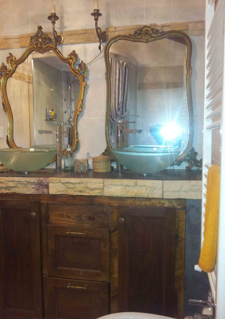 Bagno camera shabby doppio lavabo doppia specchiera B&B & meditation center Zorba il Buddha Passerano Marmorito Asti