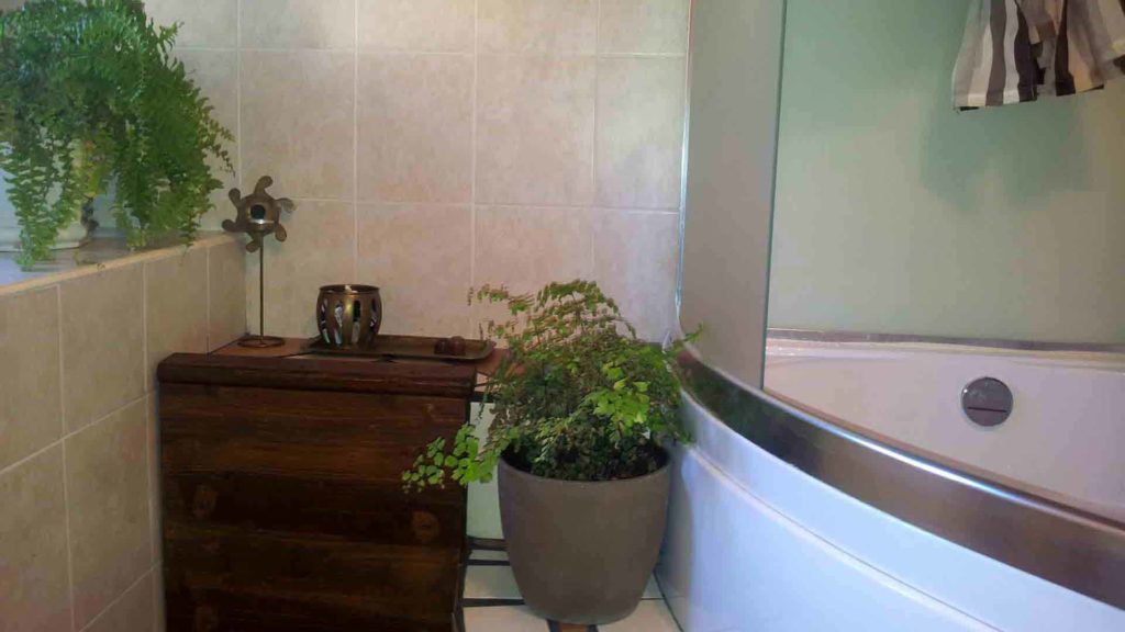 Bagno camera shabby vasca incasso B&B & meditation center Zorba il Buddha Passerano Marmorito Asti