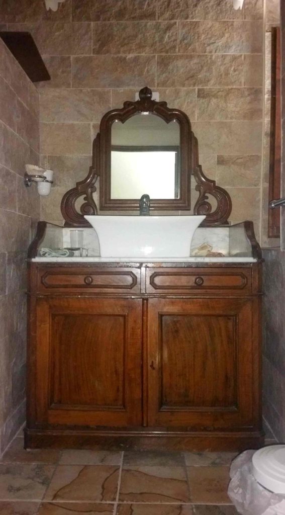 Bagno camera vintage lavabo mobile in stile B&B & meditation center Zorba il Buddha Passerano Marmorito Asti