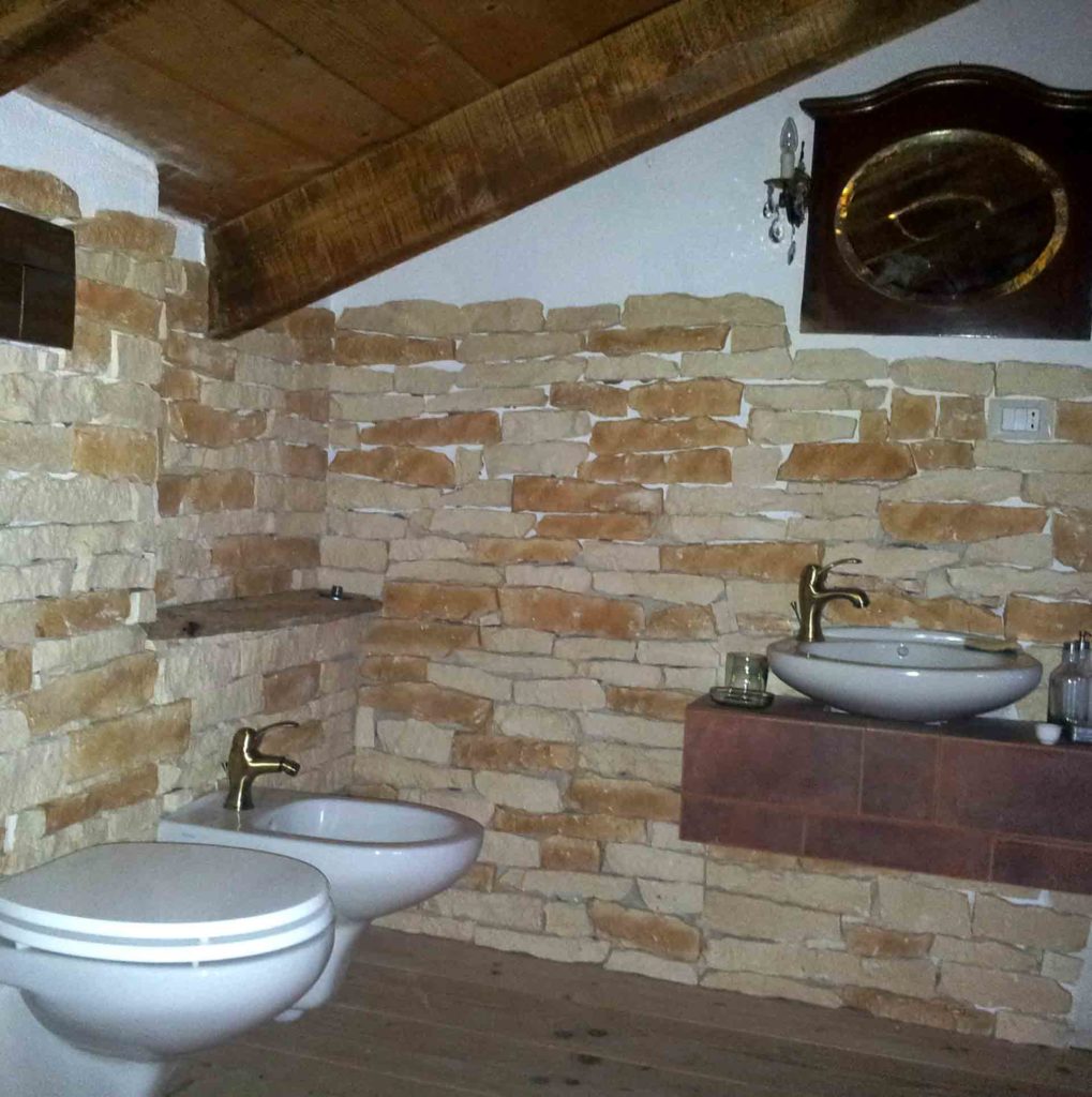 Bagno camera zen wc bidet lavandino sospeso sapone liquido specchiera B&B & meditation center Zorba il Buddha Passerano Marmorito Asti