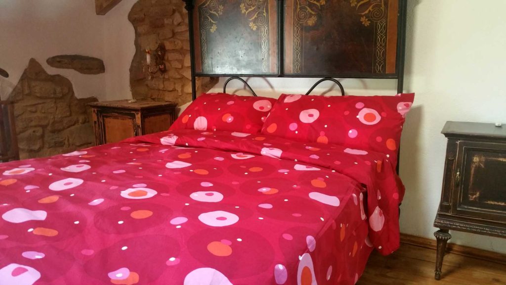 Camera 900 letto matrimoniale ferro battuto B&B & Meditation Center Zorba il Buddha Passerano Marmorito Asti