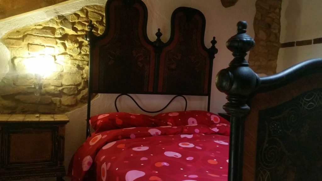 Camera 900 letto matrimoniale ferro battuto comodino abatjour B&B & Meditation Center Zorba il Buddha Passerano Marmorito Asti