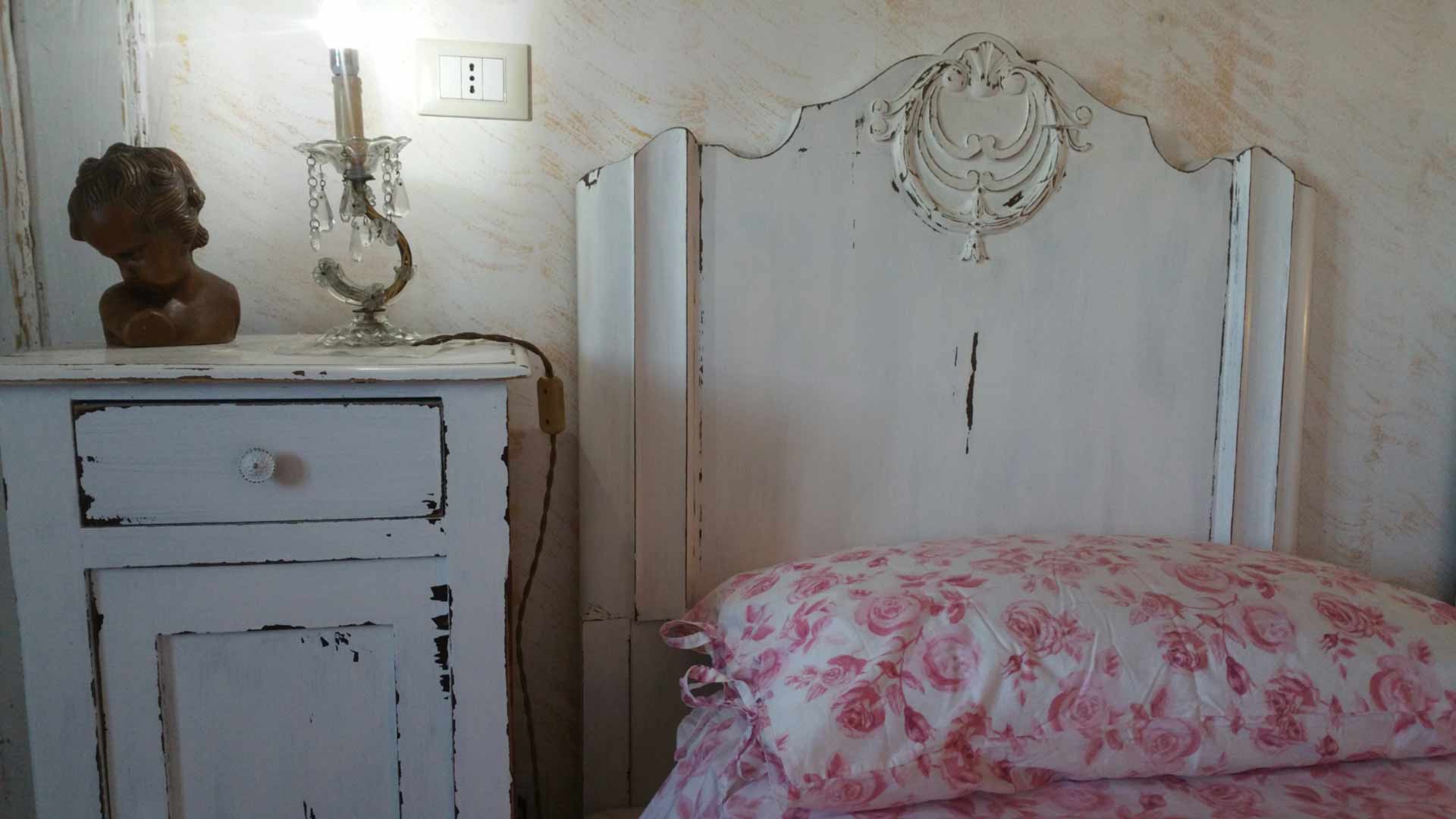 Camera Shabby comodino putto abatjour letto singolo B&B & Cento di meditazione Zorba Il Buddha Passerano Marmorito Asti