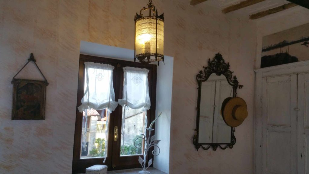 Camera Shabby finestra e lampadario B&B & Cento di meditazione Zorba Il Buddha Passerano Marmorito Asti