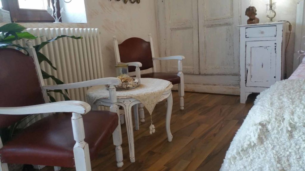 Camera Shabby tavolino e poltroncineB&B & Cento di meditazione Zorba Il Buddha Passerano Marmorito Asti