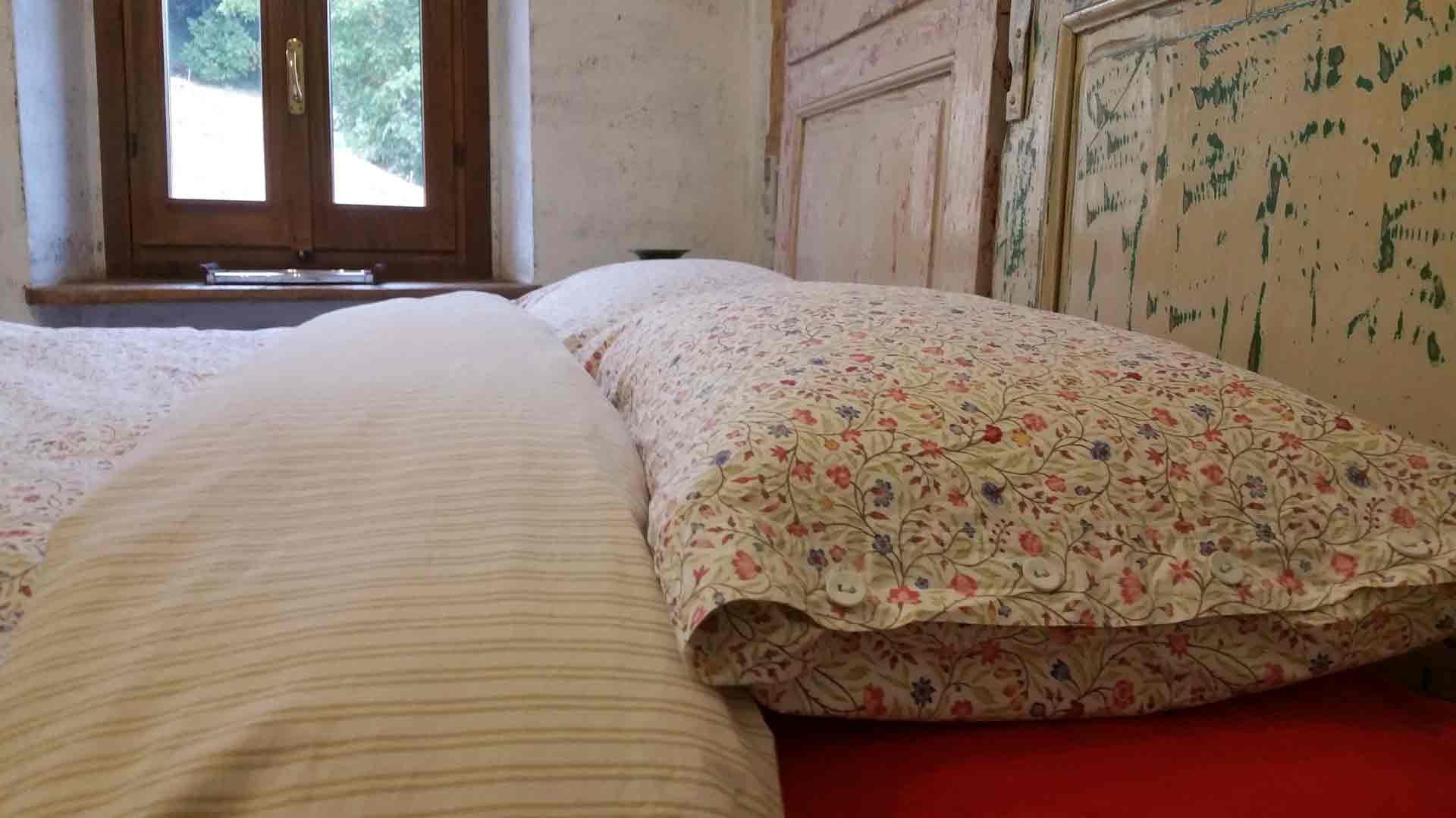 Camera vintage letto matrimoniale finestra B&B & meditation center Zorba il Buddha Passerano Marmorito Asti