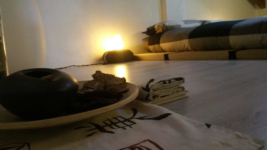 Camera zen composizione stoffa legno sassi acqua lampada sale B&B & meditation center Zorba il Buddha Passerano Marmorito Asti