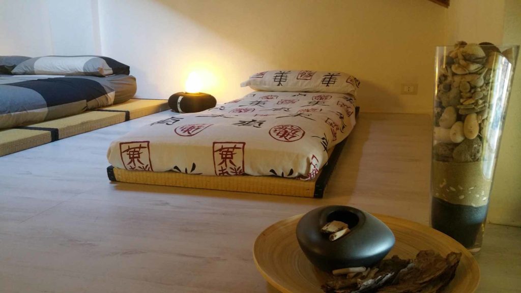 Camera zen composizione legno sassi acqua tatami tradizionale giapponese in paglia di riso futon falda di cotone singolo B&B & meditation center Zorba il Buddha Passerano Marmorito Asti