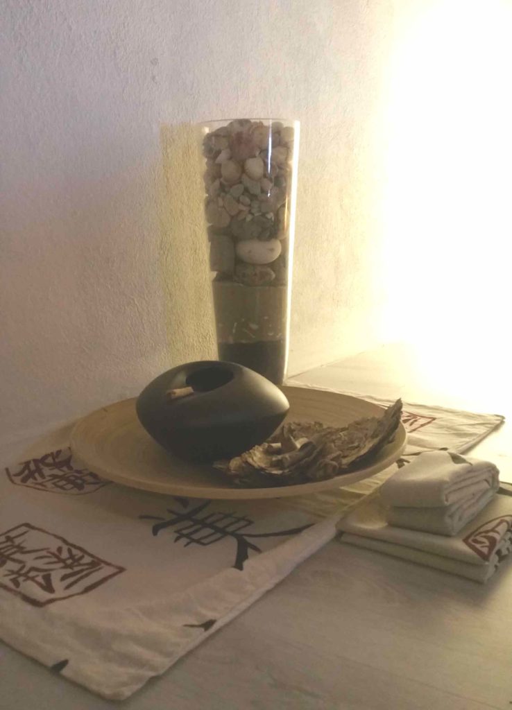 Camera zen composizione stoffa legno sassi acqua B&B & meditation center Zorba il Buddha Passerano Marmorito Asti