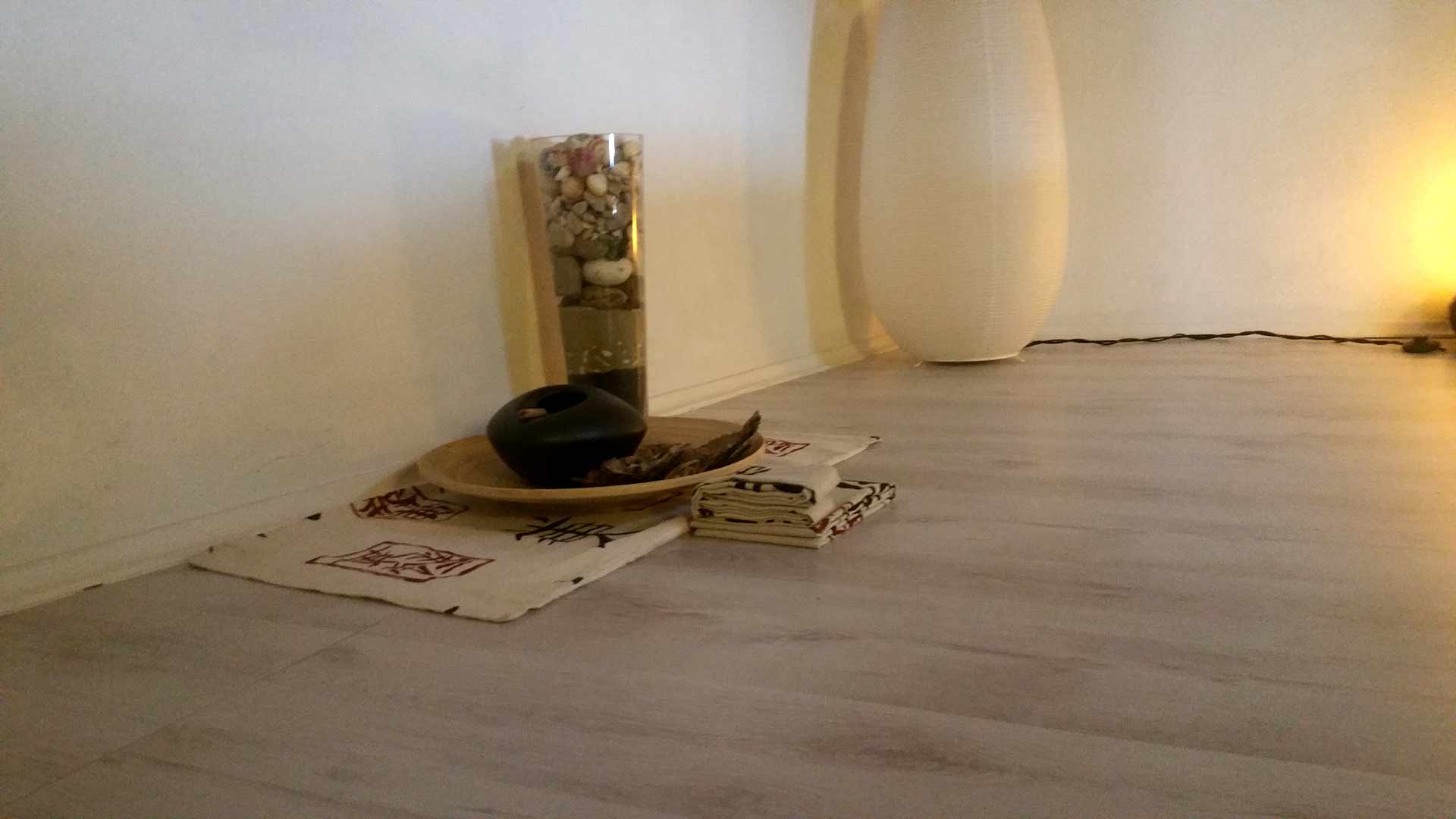 Camera zen composizione stoffa legno sassi acqua B&B & meditation center Zorba il Buddha Passerano Marmorito Asti
