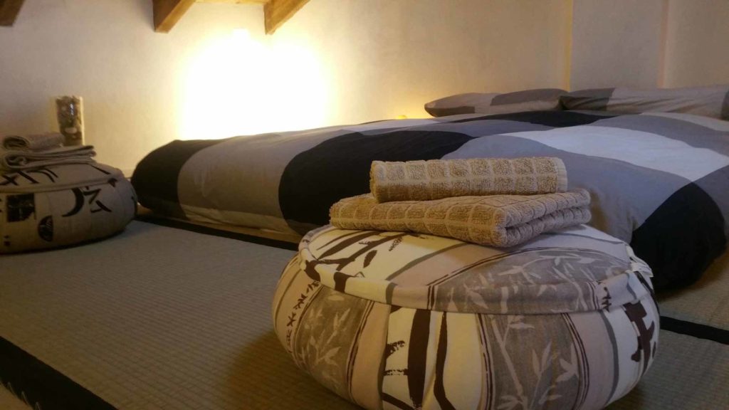 Camera zen cuscini da meditazione asciugamani spugna B&B & meditation center Zorba il Buddha Passerano Marmorito Asti
