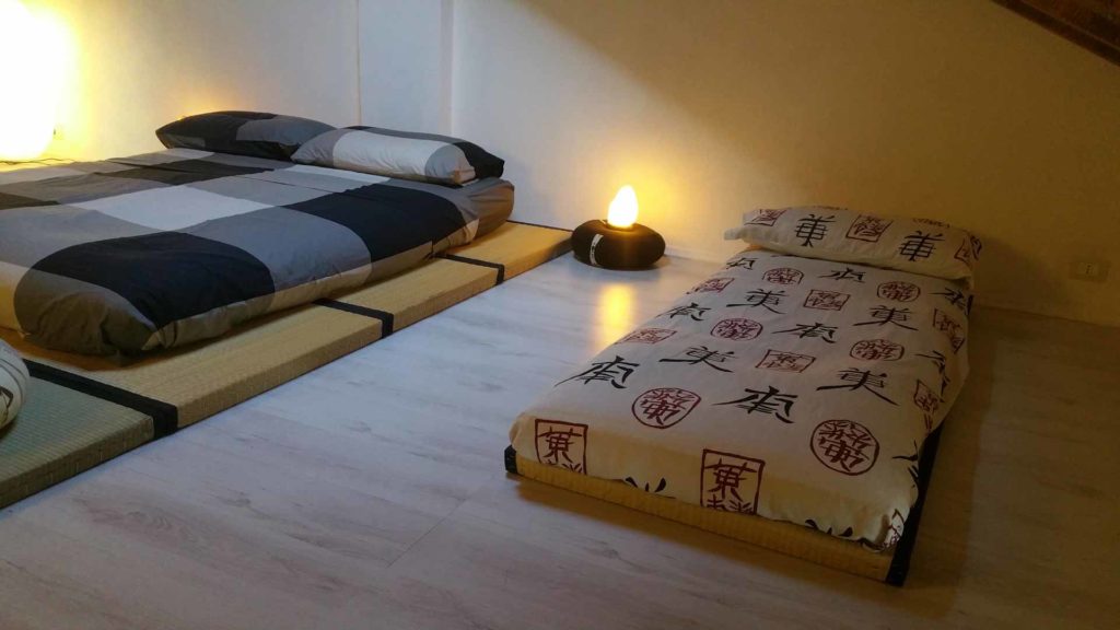 Camera zen comodino zafu in tessuto abatjour in cristallo di sale B&B & meditation center Zorba il Buddha Passerano Marmorito Asti