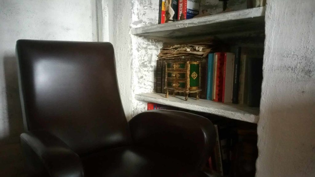 Soggiorno 900 divano letto matrimoniale angolo lettura B&B & Meditation Center Zorba il Buddha Passerano Marmorito Asti