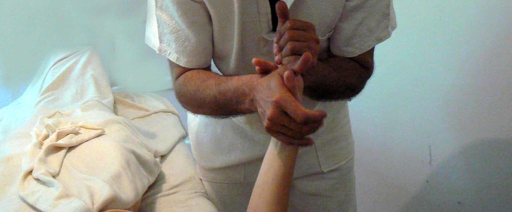 Trattamento arti superiori massaggio Bodhi Vipal presso B&B & Meditation Center Zorba il Buddha Passerano Marmorito Asti
