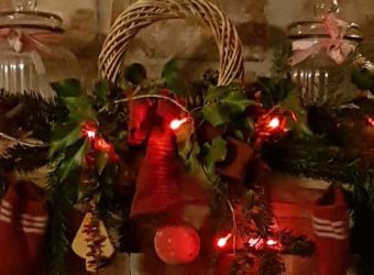 Festeggia con noi Natale 2019 composizione natalizia naturale caminetto B&B & Meditation Center Zorba Il Buddha Passerano Marmorito (AT)