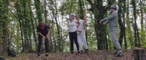 Gruppo di persone con bende sugli occhi che praticano esercizi di risveglio energetico e movimento consapevole tra gli alberi del bosco, tecniche di meditazione Bodhi Vipal al Centro Zorba Il Buddha.