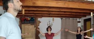 Partecipanti a occhi chiusi con le braccia aperte in sala durante una sessione di risveglio energetico e canalizzazione, tecniche di meditazione Bodhi Vipal al Centro Zorba Il Buddha.