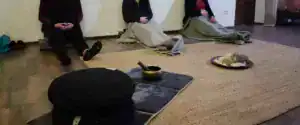 Persone sedute in meditazione e rilassamento lungo le pareti di una sala con campana tibetana e zafu, tecniche di meditazione Bodhi Vipal al Centro meditazione Zorba Il Buddha.