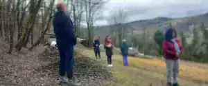 Gruppo di persone disposte in cerchio su un prato collinare che praticano la meditazione camminata tacco-punta, tecniche di meditazione Bodhi Vipal al Centro meditazione Zorba Il Buddha.
