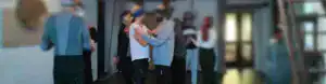 Gruppo di persone bendate a coppie che si abbracciano e si toccano il cuore durante un esercizio di connessione ed empatia guidato da Bodhi Vipal nella sala del Centro Zorba Il Buddha.