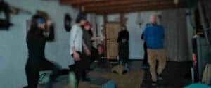 Gruppo di persone in movimento dinamico e a occhi chiusi durante un ritiro intensivo di silenzio e meditazione attiva catartica, tecniche di meditazione Bodhi Vipal al Centro Zorba Il Buddha.