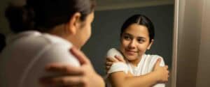 Bambina che abbraccia un adulto, simbolo di guarigione e connessione interiore.