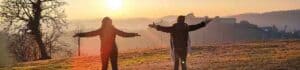 Due persone praticano una tecnica di meditazione Bodhi Vipal all'alba presso il Centro Zorba il Buddha